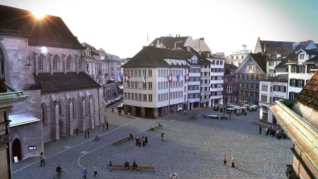 Zürichs schönster Platz ist ein Parkplatz. 2015 wird der Münsterhof endlich autofrei. Genutzt wird er künftig vor allem kulturell, allerdings an maximal 110 Tagen pro Jahr. Gespannt sein darf man, ob sich auch gastronomisch etwas tut.